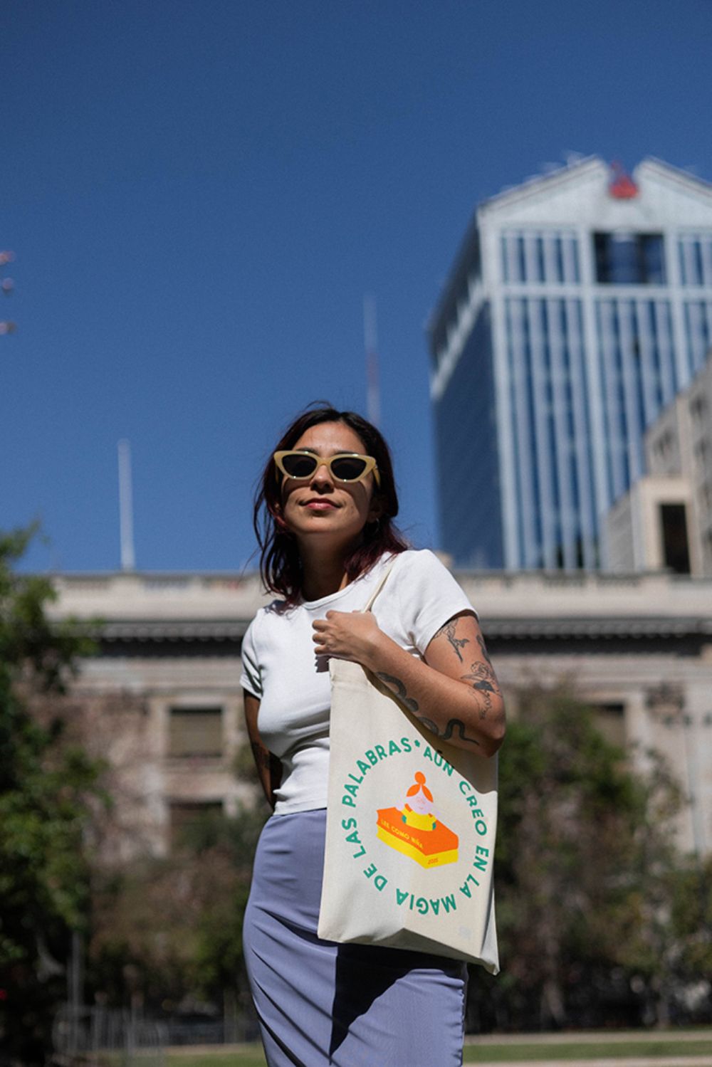Leer mujeres y entre mujeres se ha vuelto un sello de los clubes de lectura que media Francisca Mancilla, egresada del Magíster en Gobierno y Gerencia Pública Uchile y fundadora de “Lee como niña”. En estos encuentros, las participantes comparten sus experiencias por medio de los libros, conectando en muchos casos con las temáticas de sus autoras, en sus proyecciones, miedos y sueños. 